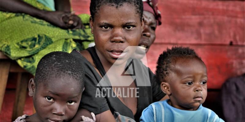 Une mère et ses trois enfants qui ont fui les combats après qu’un groupe armé ait attaqué son village. 