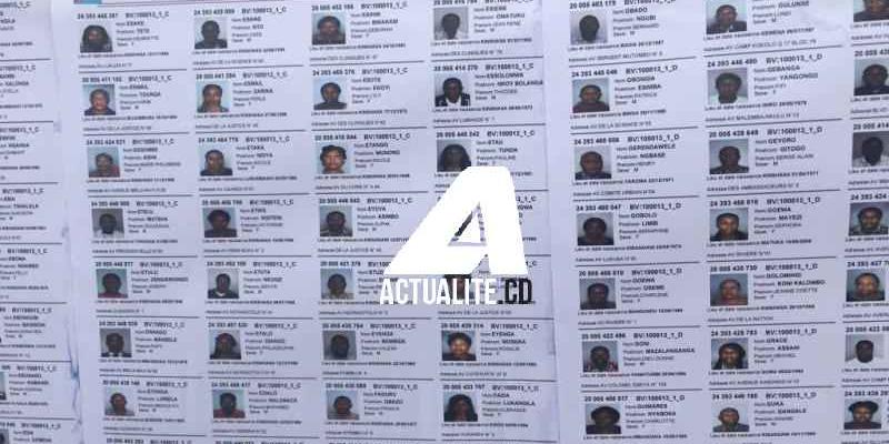 Listes des électeurs affichées dans une école à Kinshasa