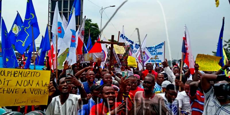 Des manifestants lors de la marche de l'opposition à Kinshasa contre la machine à voter