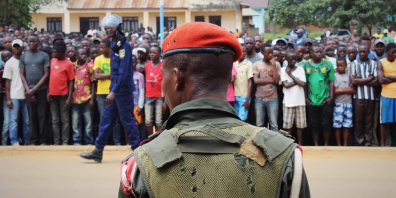 Un militaire devant une foule à Beni (Photo Ley Uwera/ACTUALITE.CD)