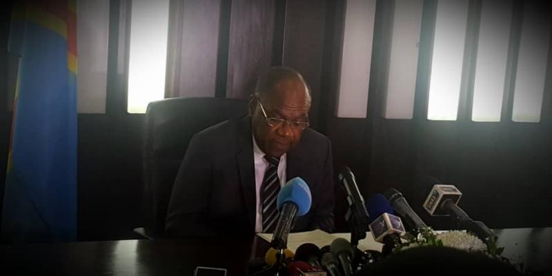 Léonard She Okitundu, ministre des affaires étrangères en conférence de presse ce mercredi 17 octobre 2018 à Kinshasa. Il exprime la protestation de gouvernement suite aux expulsions massives des congolais d'Angola (Photo Pascal Mulegwa/ACTUALITE.CD)