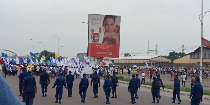 La police encadre l'arrivée des partisans à Kinshasa / Ph. Christine Tshibuyi 