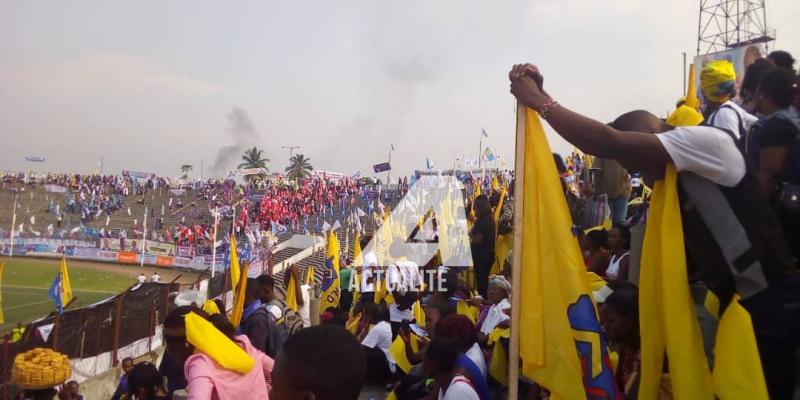 Les militants au stade Tata Rahaël lors du meeting du Front commun pour le Congo / Ph. Christine Tshibuyi 