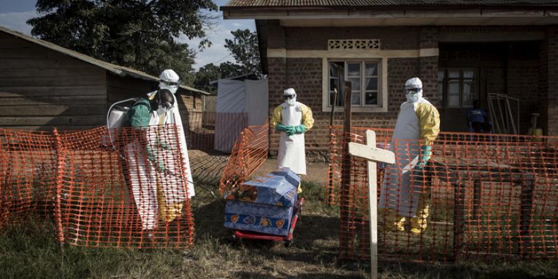 Une équipe de riposte désinfecte le cercueil d'un homme mort d'Ebola à Beni / PH. DROITS TIERS 