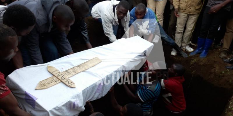 Inhumation après l'attaque de Rubaya  (Photo ACTUALITE.CD)