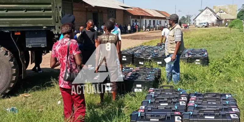 Réception des machines à voter par la CENI à la gare de la SNCC à Kananga