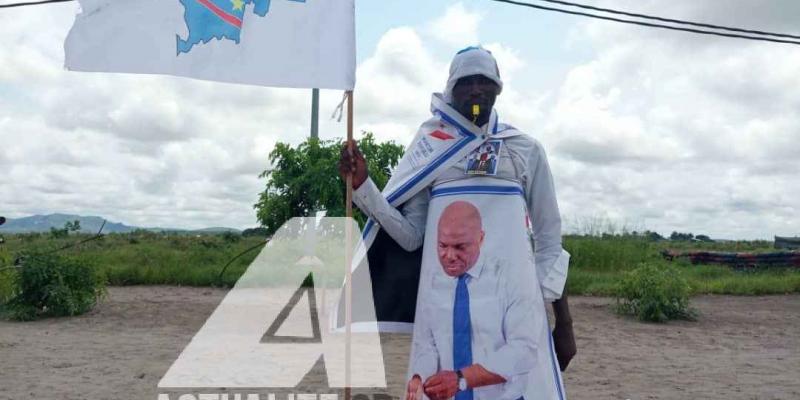 Un militant arborant l'effigie de Martin Fayulu/Ph. Christine Tshibuyi