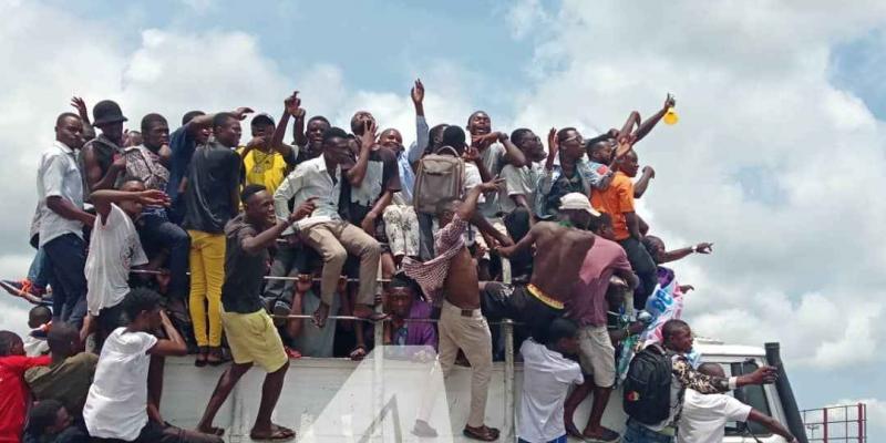 Les étudiants à bord de camion se rendent l'aéroport de N'djili pour accueillir Martin Fayulu