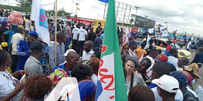 Les militants des partis politiques à l'aéroport de N'djili pour accueillir Martin Fayulu/Ph. Christine Tshibuyi