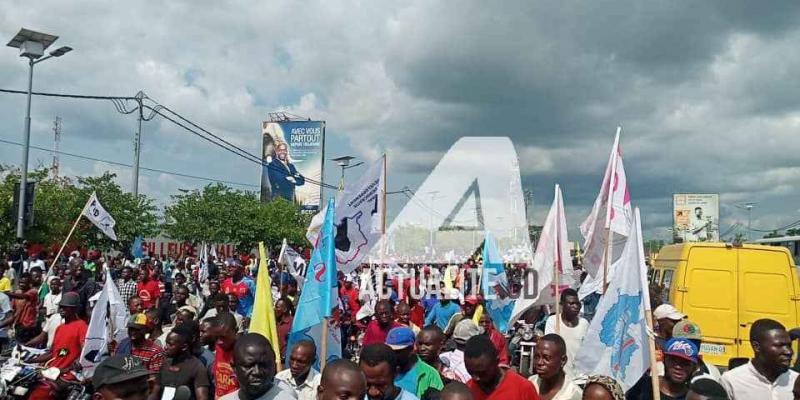 Les militants sur la route de l'aéroport de N'Djili à l'occasion de l'arrivée de Martin Fayulu