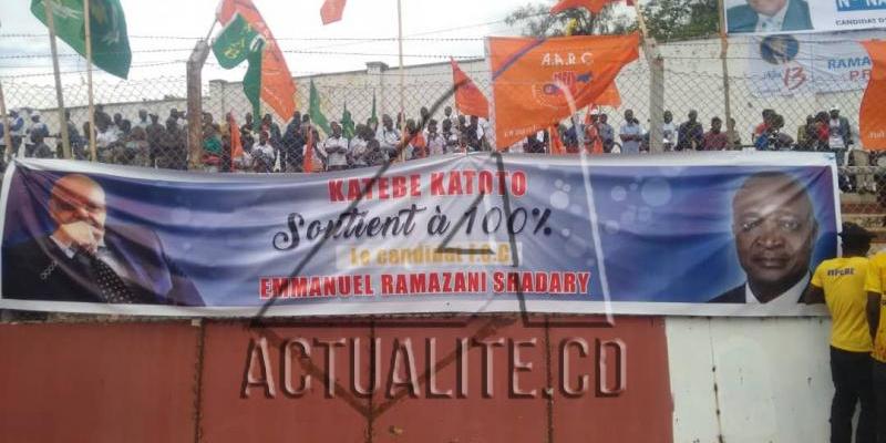 Les affiches de campagne du candidat du FCC, Ramazani Shadary au stade Kibassa Maliba