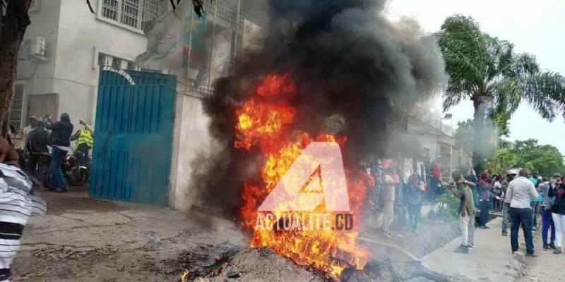 Feu allumé par les militants de l'UDPS à l'entrée du bureau du parti pour contester la désignation de Martin Fayulu comme candidat commun de l'opposition / Ph. Christine Tshibuyi