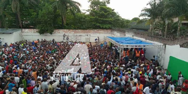 Les militants de l'UDPS au siège du parti pour écouter Kabund qui demande à Félix Tshisekedi de retirer sa signature de la déclaration qui consacre Martin Fayulu candidat commun de l'opposition