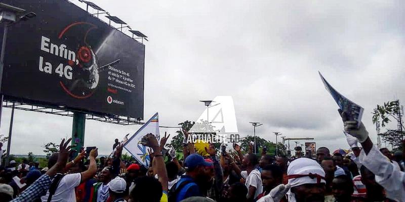 Les militants de l'UDPS et de l'UNC à l'aéroport de N'djili pour accueillir Vital Kamerhe et Félix Tshisekedi/Ph. Christine Tshibuyi