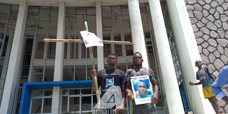 Les étudiants de l'UNIKIN brandissant la photo de l'un de deux de leurs tués lors des manifestations pour exiger la levée de la grève des professeurs