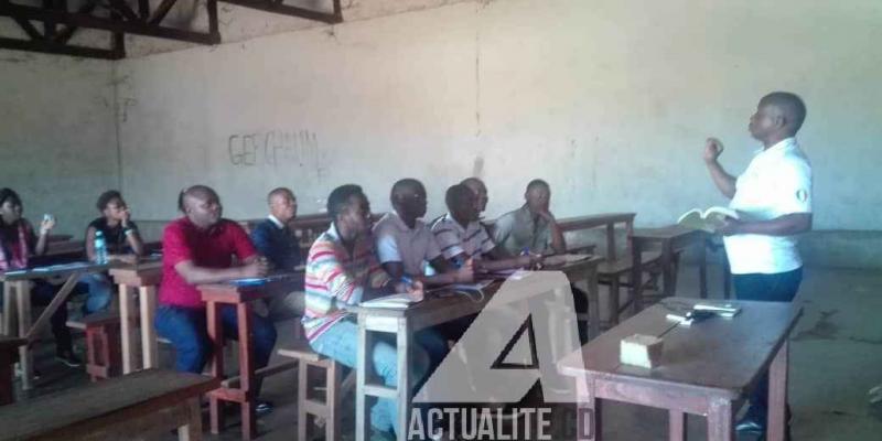 Quelques étudiants dans un auditoire de l'Université officielle de Semuliki à Beni