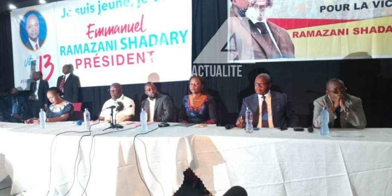 Zoé Kabila, coordonnateur de la cellule chargée de la jeunesse de la campagne d'Emmanuel Ramazani Shadary assis entre Aubin Munaku, président de l'Assemblée nationale et Geneviève Inagosi Kasongo