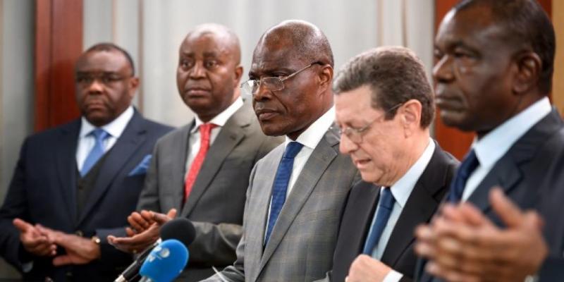 Les leaders de l'opposition congolaise, avec au centre leur candidat à la présidentielle Martin Fayulu. A ses côtés, Alan Doss, de la fondation Kofi Annan. Genève, le 11 novembre 2018. © Fabrice COFFRINI / AFP