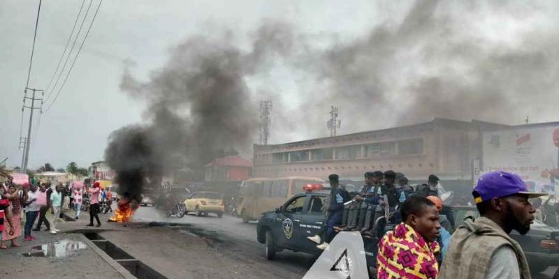 La police interposée entre les militants de l'ECIDE et de l'UNC qui manifestent après la désignation de Martin Fayulu comme candidat de l'opposition à la présidentielle / Ph. Christine Tshibuyi 