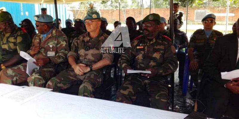 Sous une tente, les généraux Marcel Mbangu ,  Patrick Dube et Bernard Commins  de la MONUSCO , à la cérémonie des hommages aux 6 casques bleus tués 