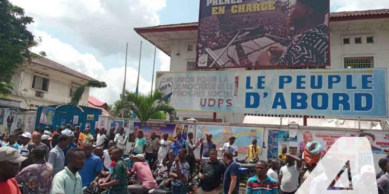Les militants de l'UDPS au siège du parti à Limete pour réclamer la tenue des élections le 23 décembre et non le 30 décembre comme le prévoit la CENI.