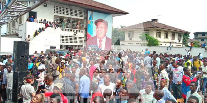 Les militants de l'UDPS au siège du parti à Limete pour réclamer la tenue des élections le 23 décembre et non le 30 décembre comme le prévoit la CENI.