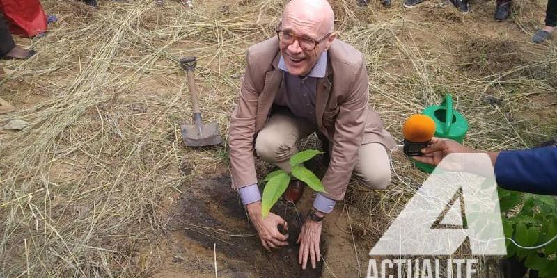 Plantation d'arbres à l'UNIKIN par Bart Ouvry à l'occasion de la journée mondiale de l'environnement/Ph. Fonseca Mansiang ACTUALITE.CD.