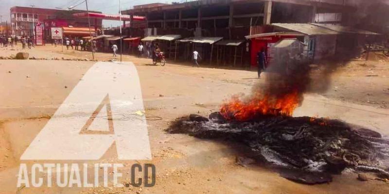 Pneu brûlé dans la rue de Beni lors des manifestations contre le report des élections.