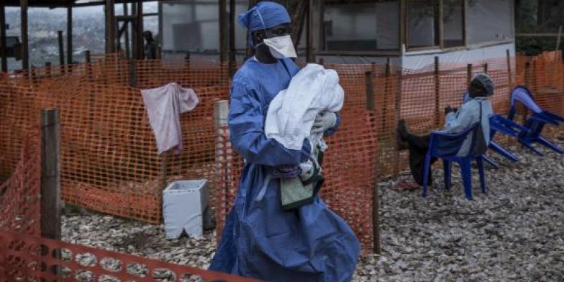  Un médecin avec un bébé probablement infecté par le virus Ebola à  Butembo, / Ph . Droits tiers 