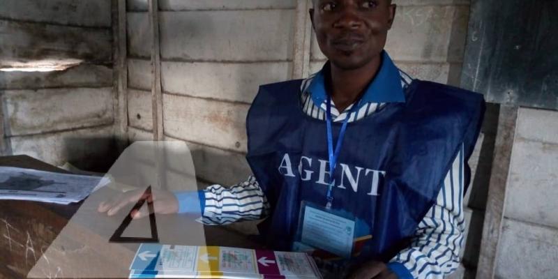 Un agent de la CENI dans un bureau de vote à Goma.