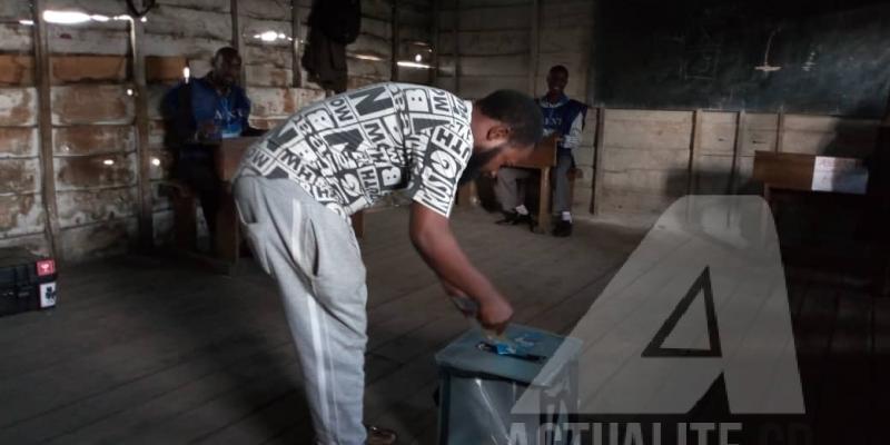 Une électrice glisse son bulletin de vote dans l'urne.