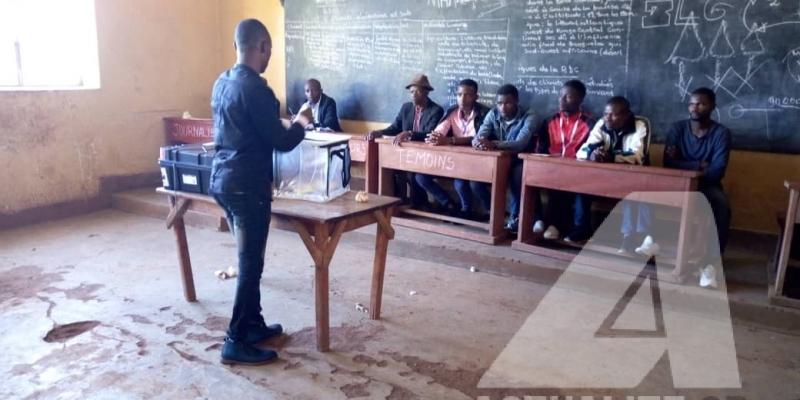 Une salle de classe servant de bureau de vote.