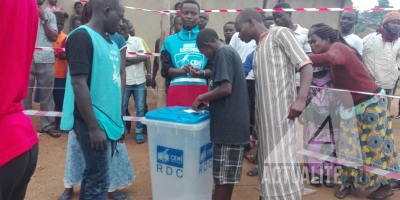 Le vote sur papier à Beni. Exclu du vote de ce 30 décembre, les jeunes se sont organisés pour voter à leur manière.