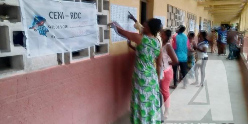 Les électeurs devant un bureau de vote.