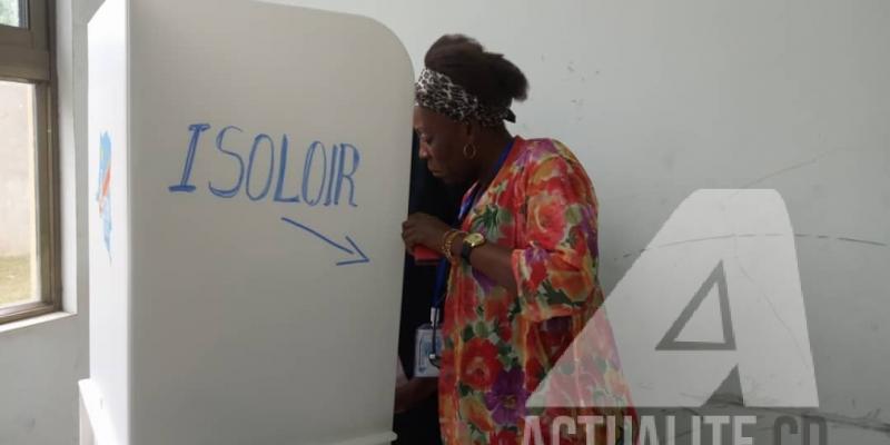 Une électrice à l'isoloir en train de voter à Kinshasa.