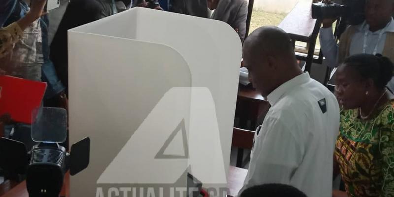 Martin Fayulu à l'isoloir pour voter ce dimanche 30 décembre 2018.