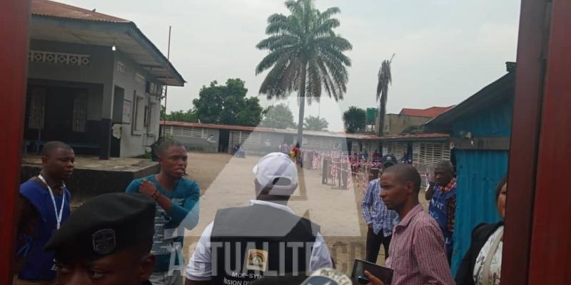 Les policiers interdisent tout accès au centre de vote situé à l'École les petits disciples de Limete.