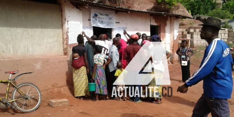 Les électeurs devant un bureau de vote.