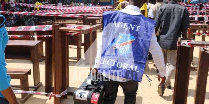 Une machine à voter ramenée par la CENI au centre de vote Mwanga 1 en remplacement d'une autre tombée en panne une heure seulement après le début du vote.