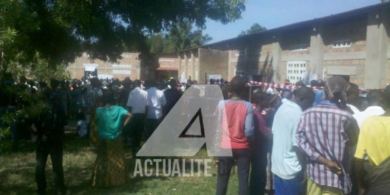 Les électeurs sur la file d'attente devant un bureau de vote à Mwene Ditu.