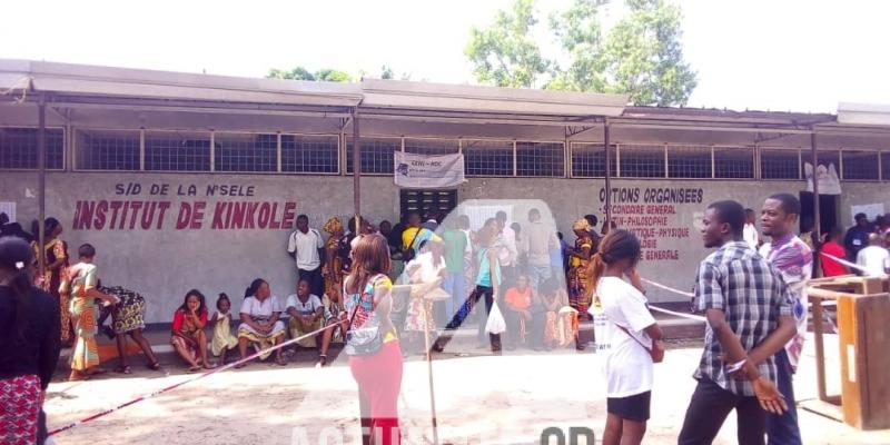 Les électeurs au centre de vote de l'Institut de Kinkole (N'sele).