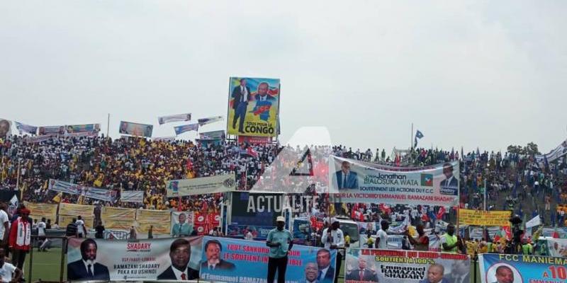 Les militants, drapeaux, banderoles, effigies... du Front Commun pour le Congo (FCC) lors d'un meeting au stade Tata Raphael à Kinshasa