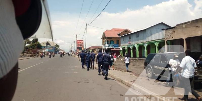 Quelques éléments de la police sur la route Katindo/Ph. Jonathan Kombi