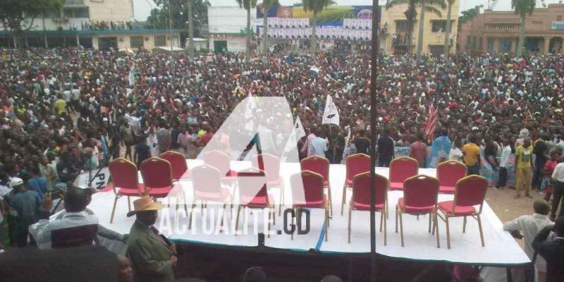 Une vue de la place de la poste à Kisangani bondée de foule en attente de Martin Fayulu pour son meeting