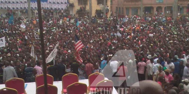 Le drapeau des Etats-Unis flotte au lieu du meeting de Martin Fayulu à la place de la poste à Kishasanga