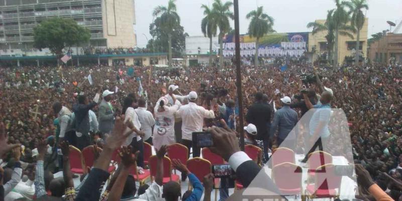 Martin Fayulu et les membres de sa délégation sur le podium au meeting à la place de la poste à Kisangani