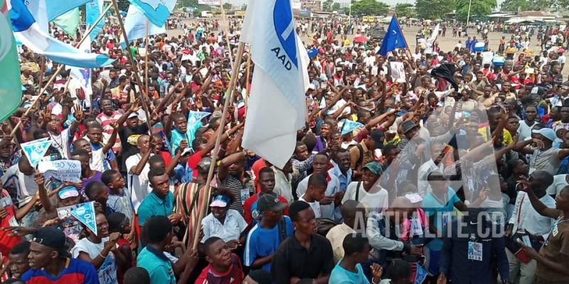 Les militants au terrain Sainte Thérèse pour le meeting de Martin Fayulu, malgré la suspension de la campagne à Kinshasa.