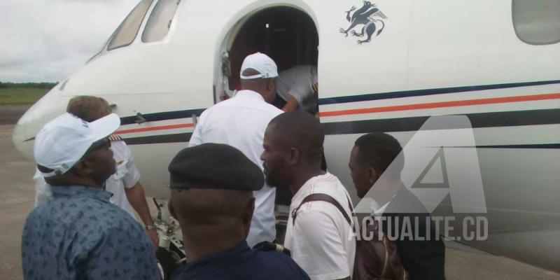 A l'aéroport de Kisanganie ce dimanche 9 décembre 2018, Martin Fayulu monte dans l'avion pour se rendre à Buta