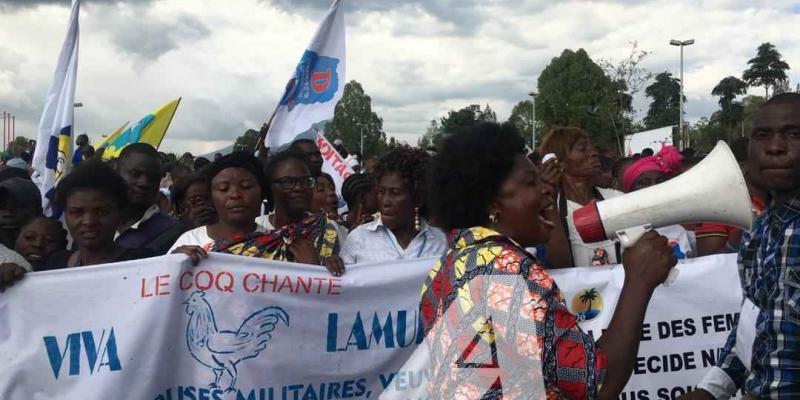 Les veuves des militaires à l'aéroport de Goma pour accueillir Martin Fayulu