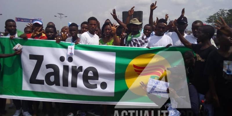 Les militants au terrain Sainte Thérèse pour le meeting de Martin Fayulu, malgré la suspension de la campagne à Kinshasa.